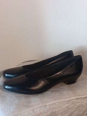 Soft Style Black Low Block Kitten Heel Pumps